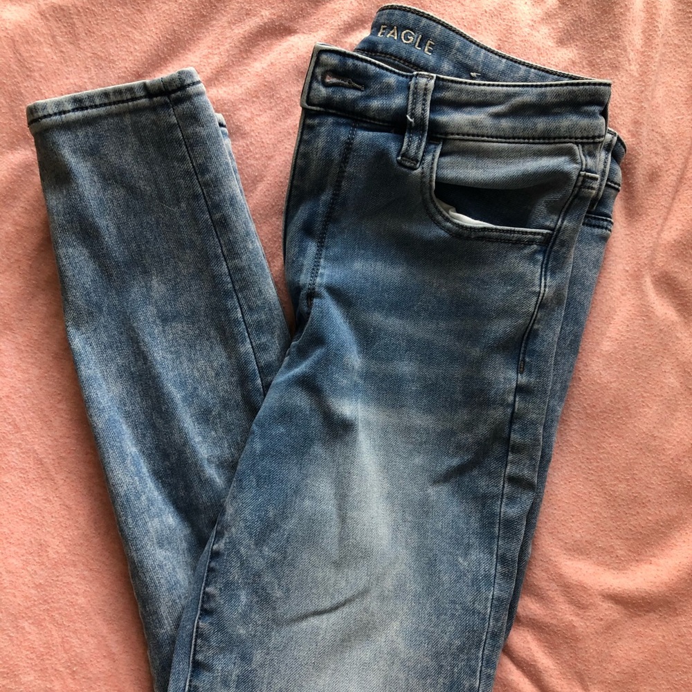AE Super High Rise Medium Wash Stretchy Jeans
